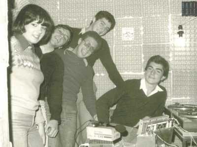 �L�idea mi venne osservando mio fratello maggiore Lello, che lavorava per Bari Radio Uno - ci spiega l�oggi 60enne Belviso -. Cos� raggruppai i miei amici della parrocchia e ci organizzammo per fondare un�emittente. Avevamo sedici anni e neanche un soldo...